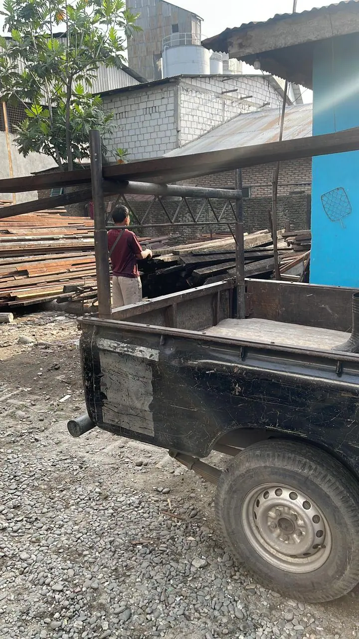 Pengangkutan kayu bongkaran dengan mobil pick-up